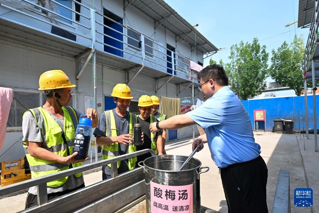 公司回应工人作业时被油漆糊住事件分析