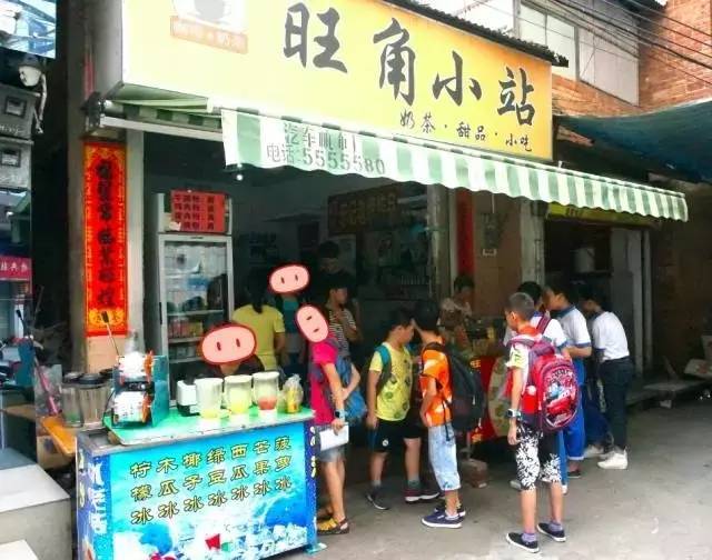 肥娟小吃店恢复营业，门口小学生热情捧场