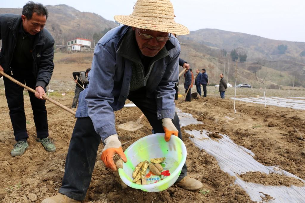 陕西交警带道护航秦岭山间滞留车辆