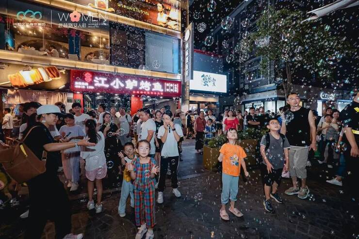 小贝饿了打卡大寨路夜市，夜市的魅力与娱乐生活的多彩篇章！深度解析那些令人心动的瞬间。