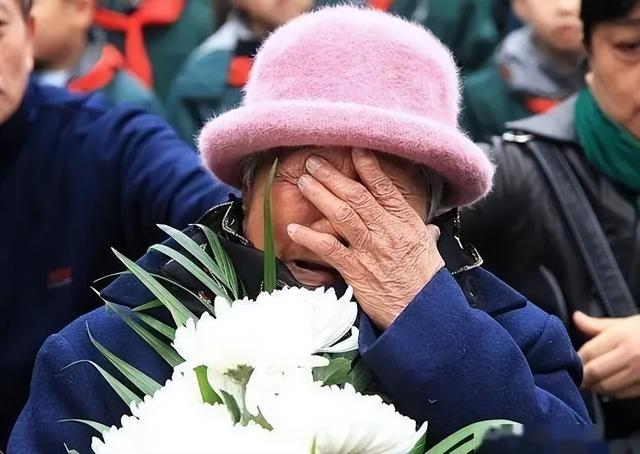 泪目！菜刀哥遗愿成真？高三女儿含泪立誓，我要当警察！