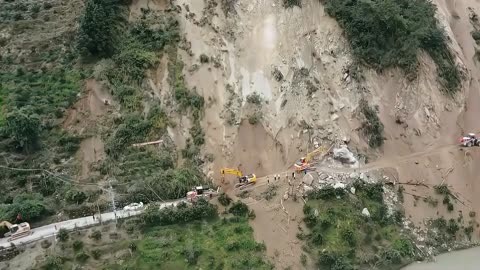 惊魂瞬间！怒江山体滑坡4人失联，生死未卜，救援队与时间赛跑！